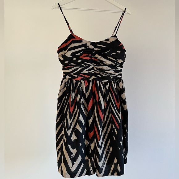 Independent French brand dress for current trend of black and red mixed design - Picture 2 of 4